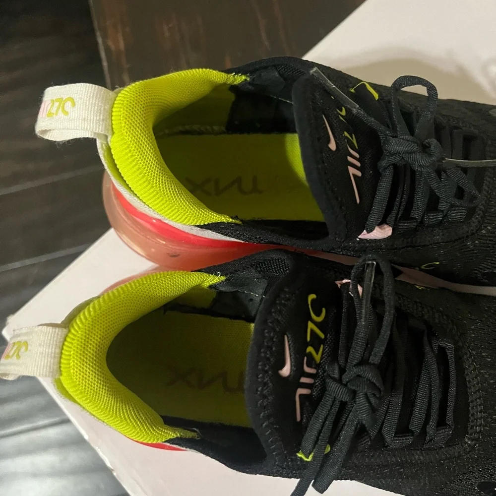 Nike Women’s Air Max 270 “Black/Cyber‑Pink Rise” AND 5 GAP ACTIVE SHIRTS!! - Picture 6 of 10
